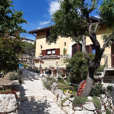 Il Girasole Bed & Breakfast Castelvecchio Calvisio Dış mekan fotoğraf