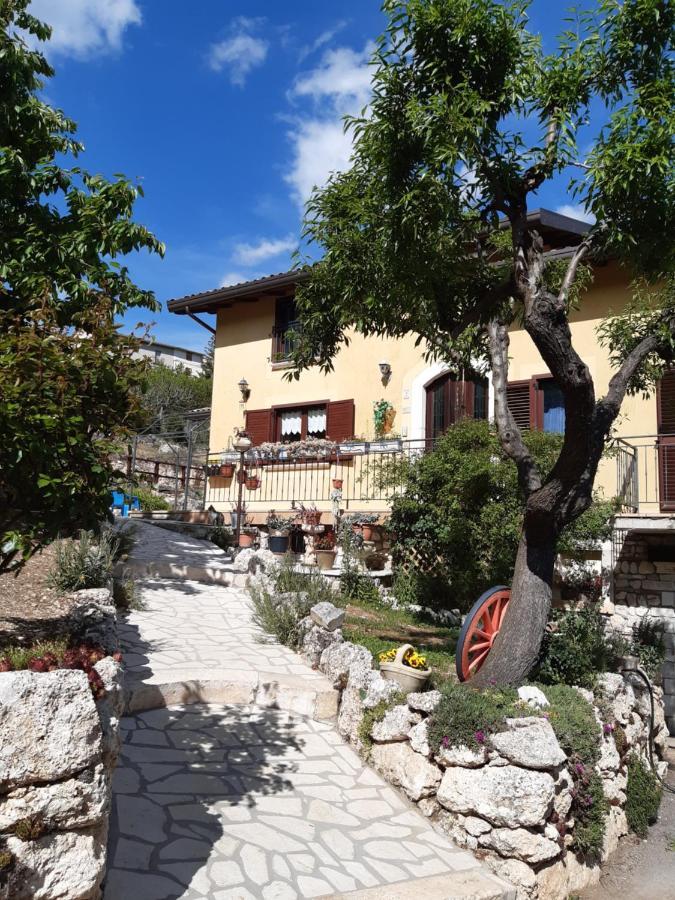 Il Girasole Bed & Breakfast Castelvecchio Calvisio Dış mekan fotoğraf
