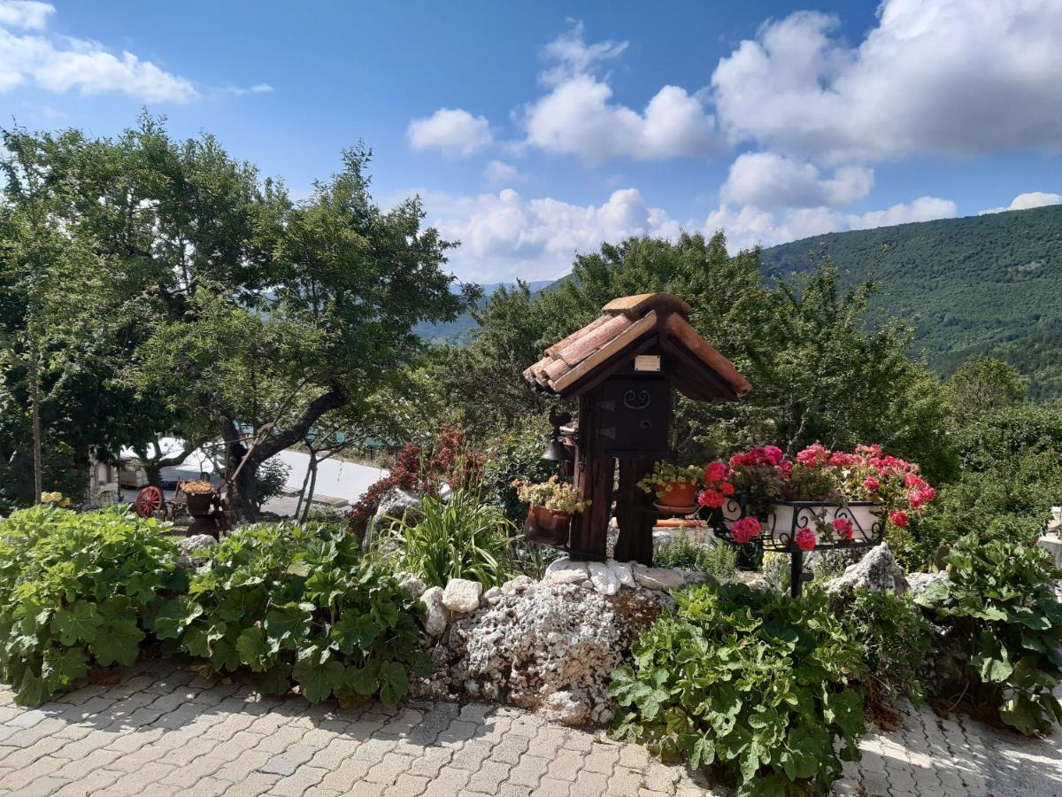 Il Girasole Bed & Breakfast Castelvecchio Calvisio Dış mekan fotoğraf